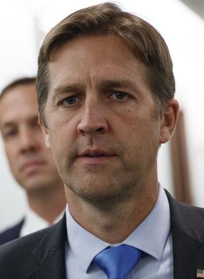 El senador Ben Sasse quería dinero por derechos de armas